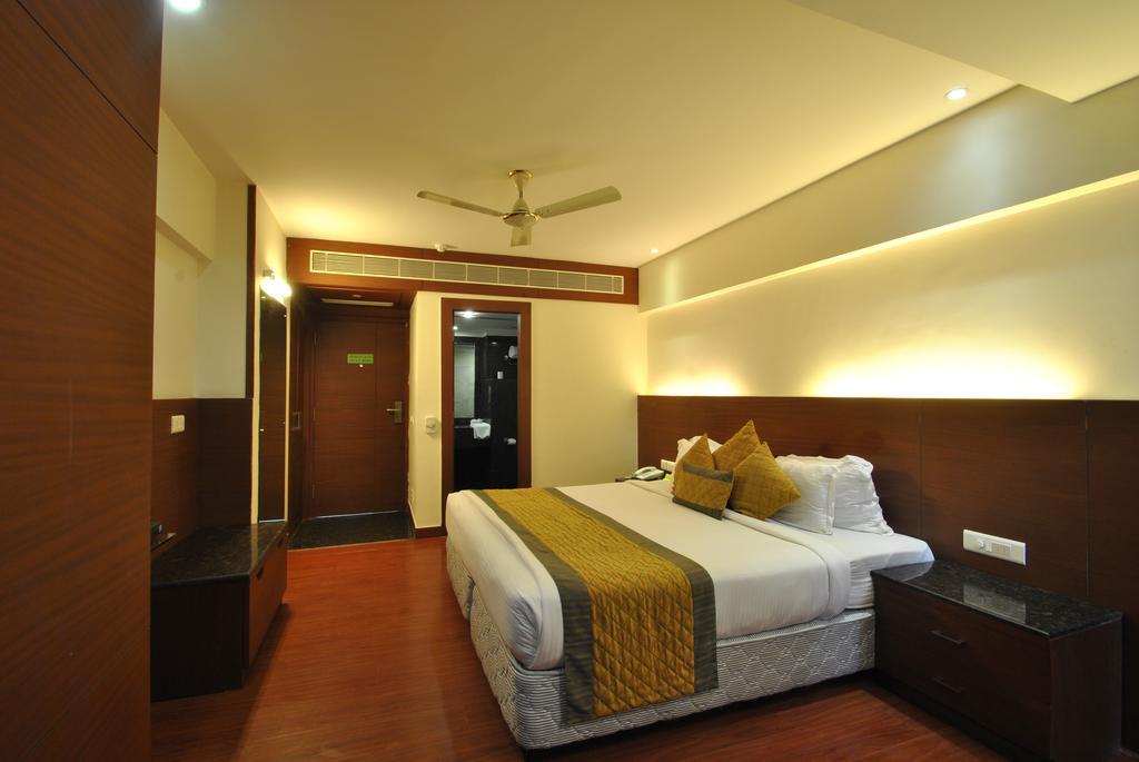 Hotel Royal Cliff Kānpur Exterior foto